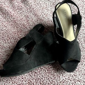 Comfortable suede wedges. 8.5M good condition.